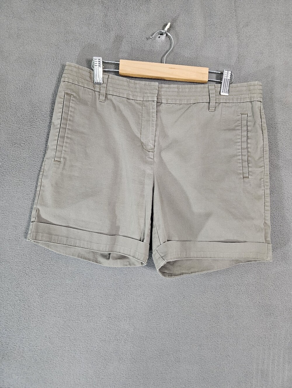 Tommy Bahama Womens Medium Bermuda Khaki Shorts Cuff Taupe Vacation Golf
